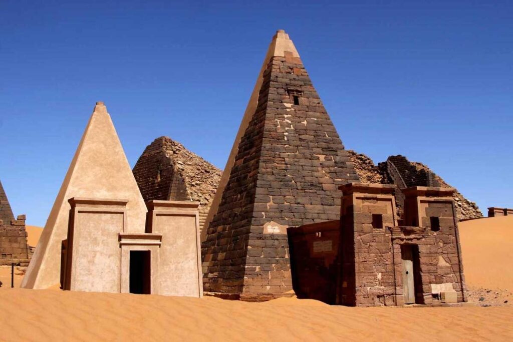 Уникальные суданские пирамиды, которым 2500−3000 лет