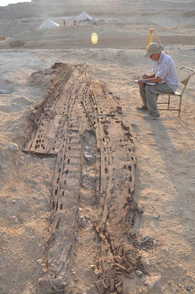 Деревянная лодка, которой, вероятно, более 5000 лет