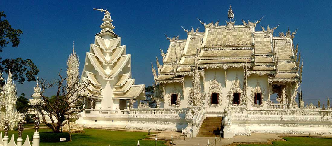 Белоснежный храм Ват Ронг Кхун находится в Таиланде