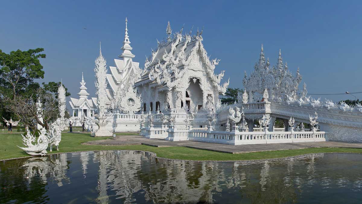 Храм Wat Rong Khun, или Белый храм, произведение художника Чалермчая Каситпипат