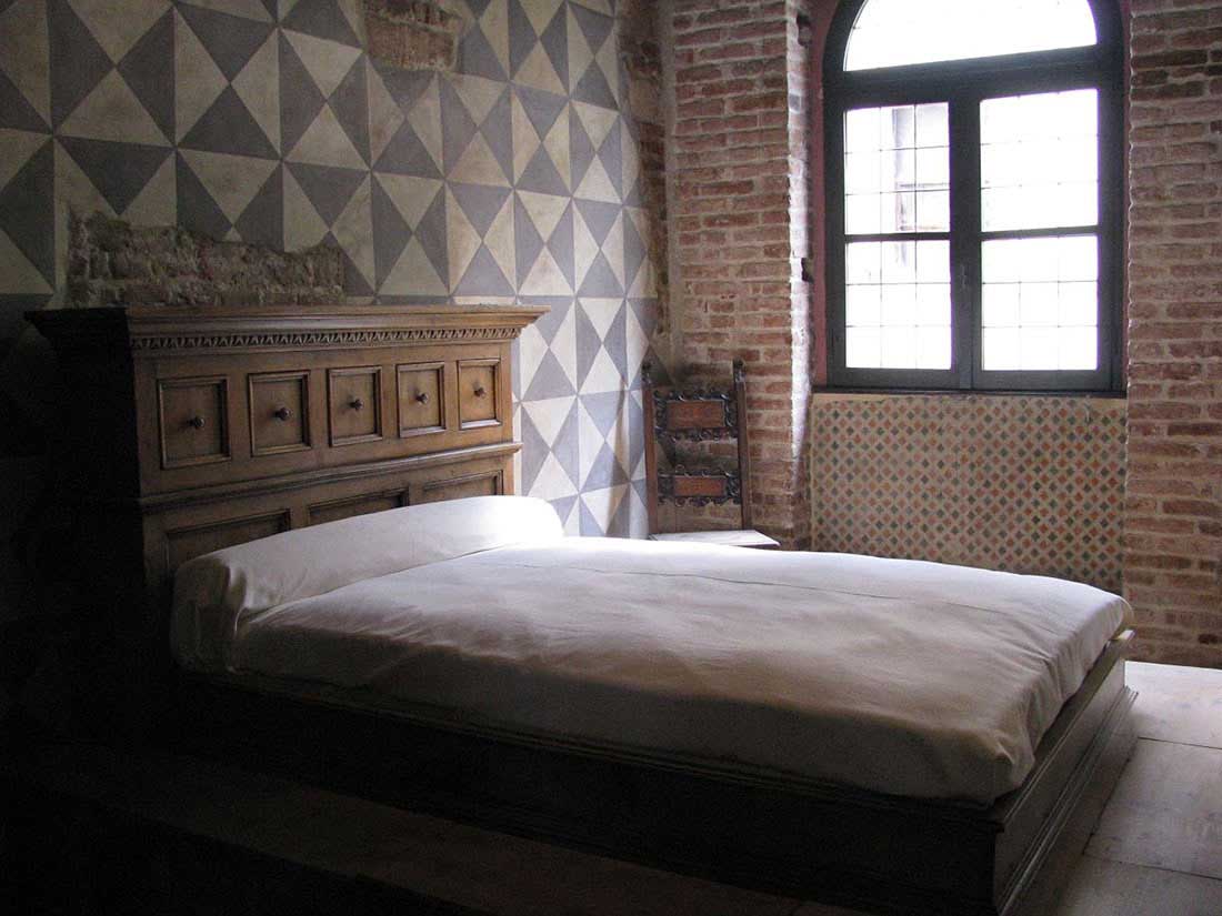 Кровать в доме Джульетты.