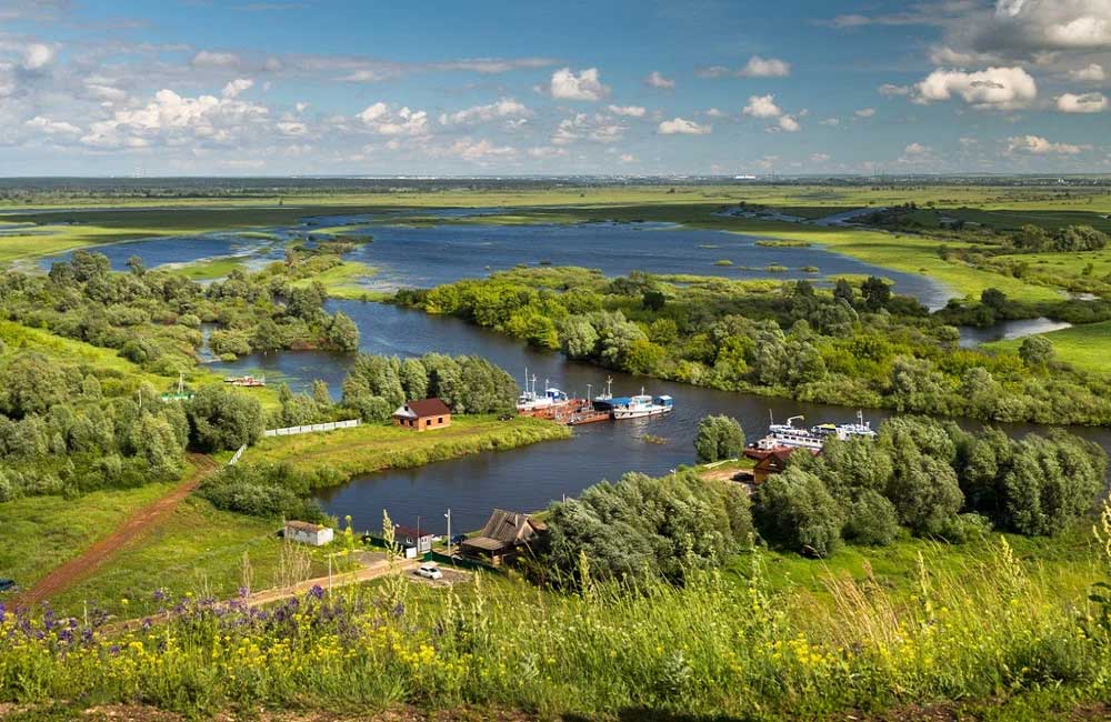 Очаровательный 1000-летний город Елабуга на востоке Татарстана на высоком берегу реки Камы в окружении первозданной природы