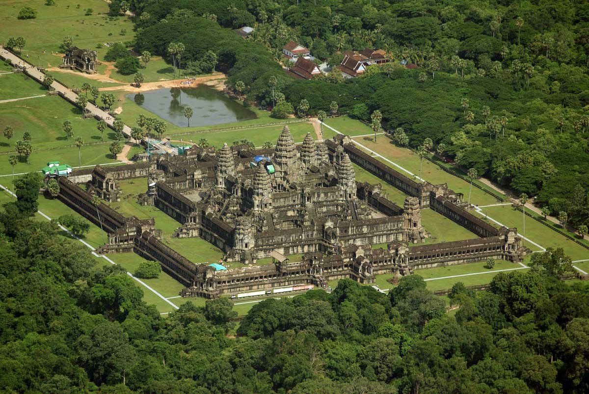 С высоты птичьего полета Ангкор Ват напоминает мандалу – особый магический рисунок в индуизме