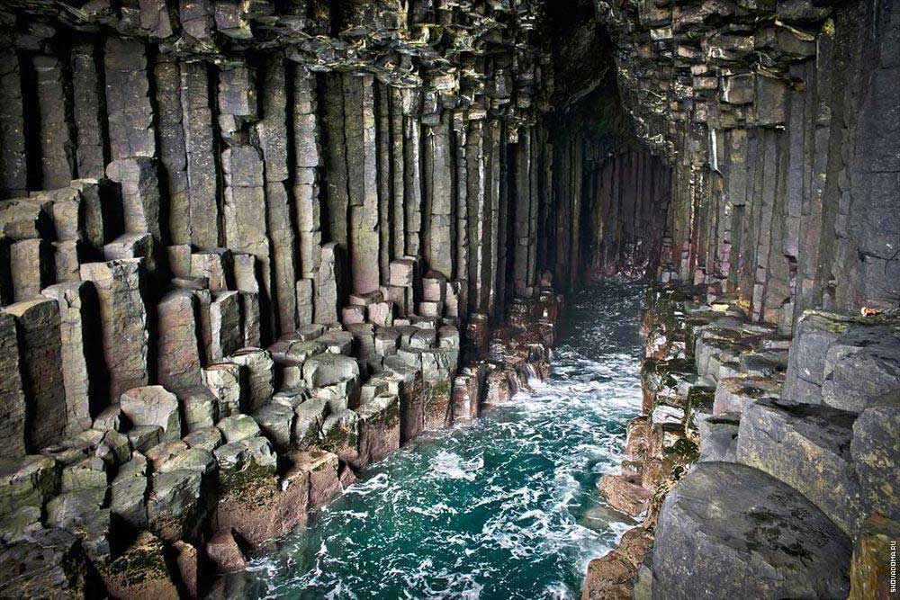 Фингалова пещера состоит, как и весь остров, из базальтовых колонн