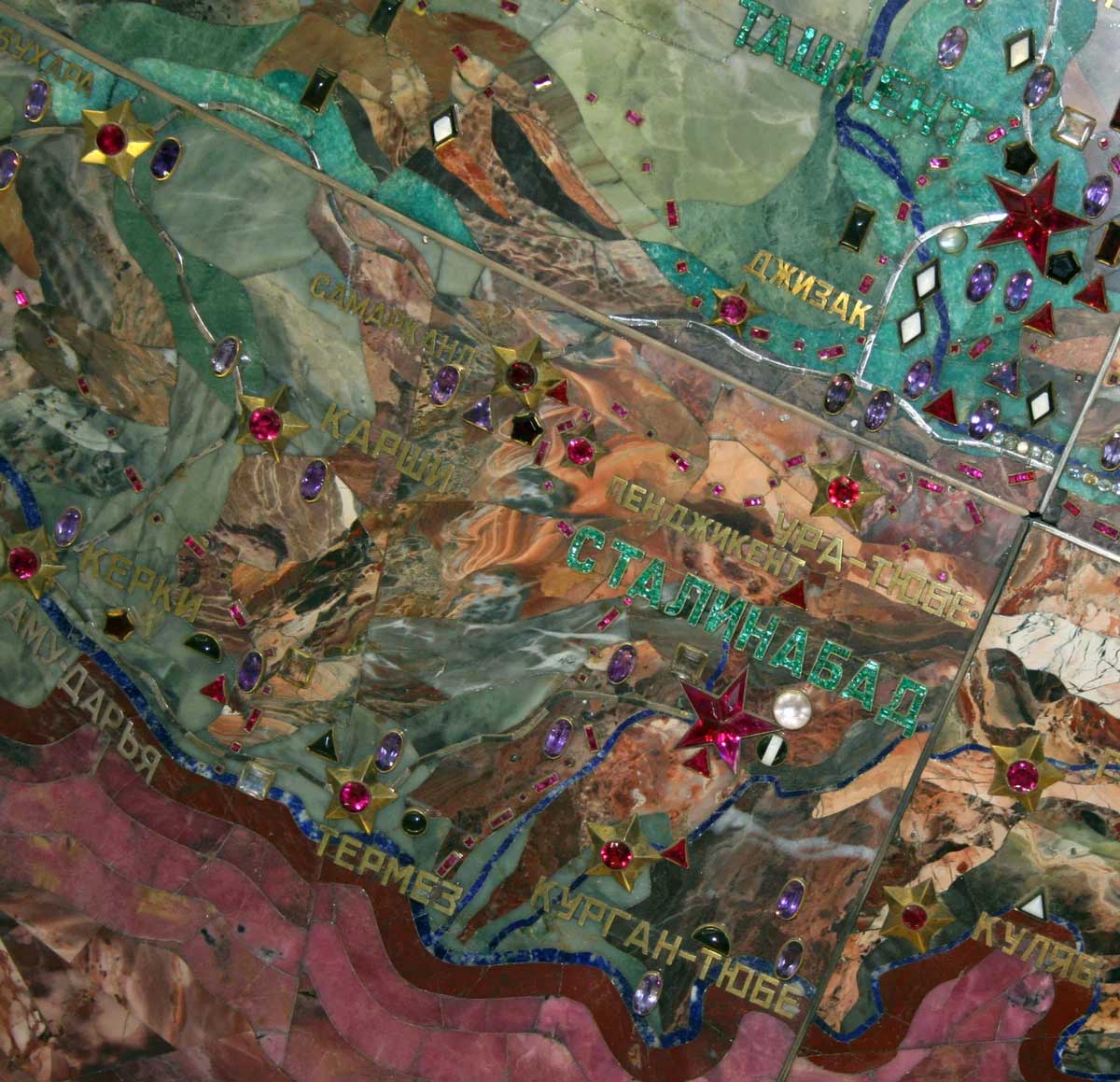 Все оттенки удивительной яшмы на мозаичной карте из минералов СССР