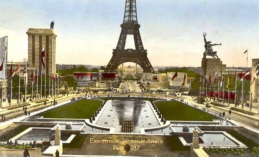 Германский (слева) и советский павильоны на Всемирной выставке в Париже.