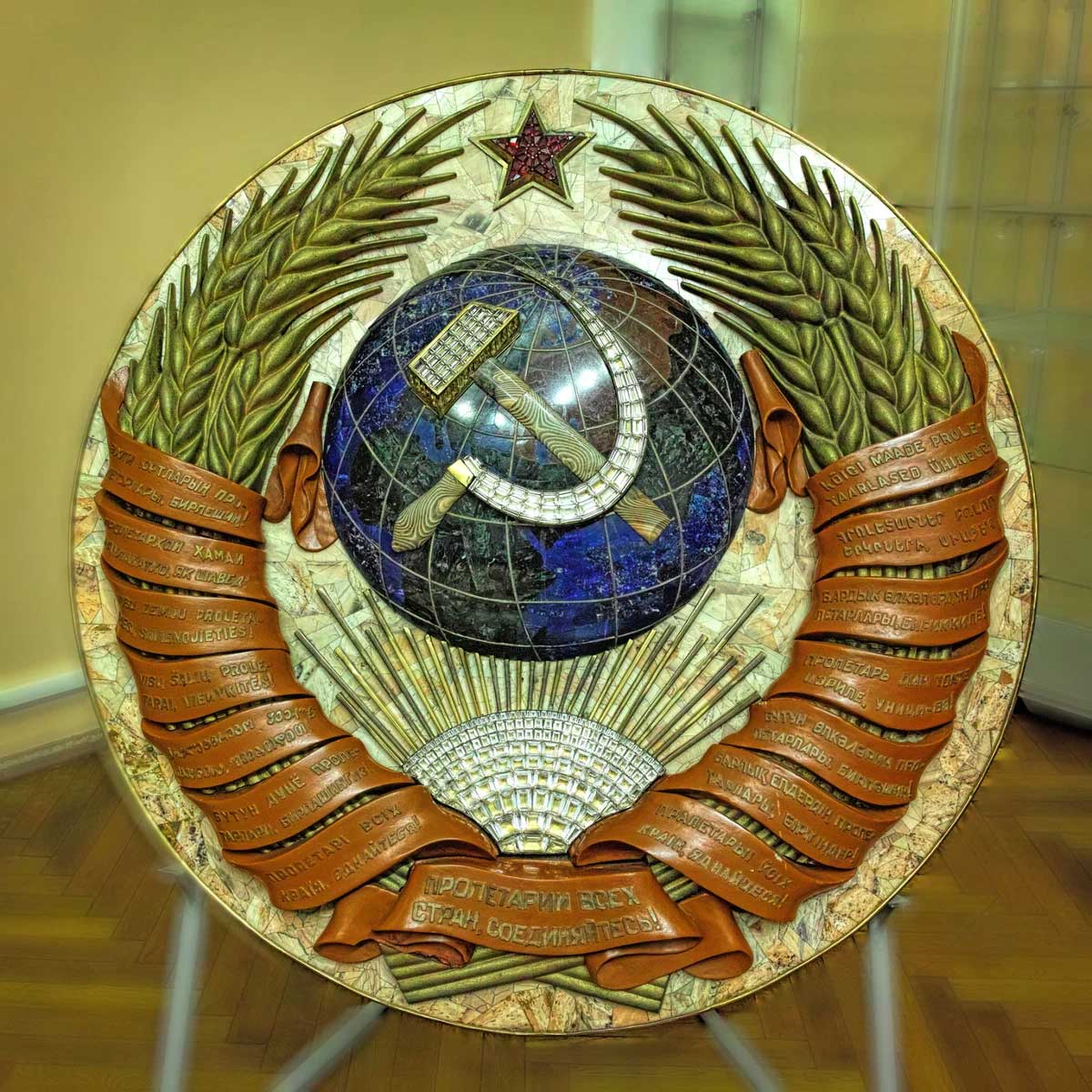 Герб Союза ССР, который венчал мозаичное панно, создан в стилистике самой карты.