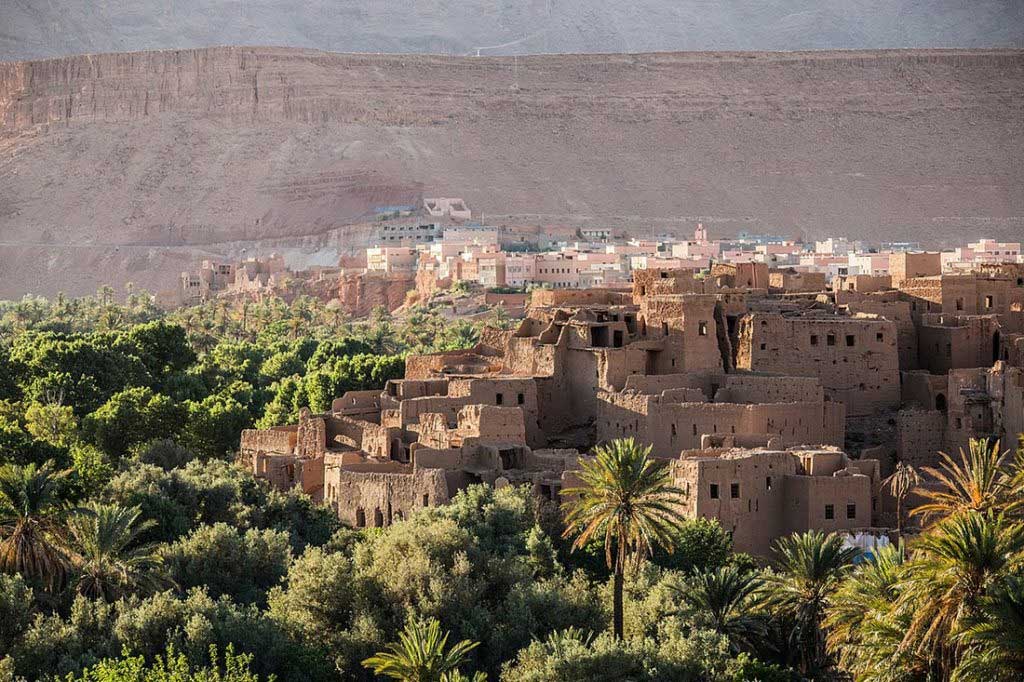 Тингир - старый французский город в Марокко, переполненный цветущими клумбами, великолепными Касбасами и очаровательными узкими улочками.