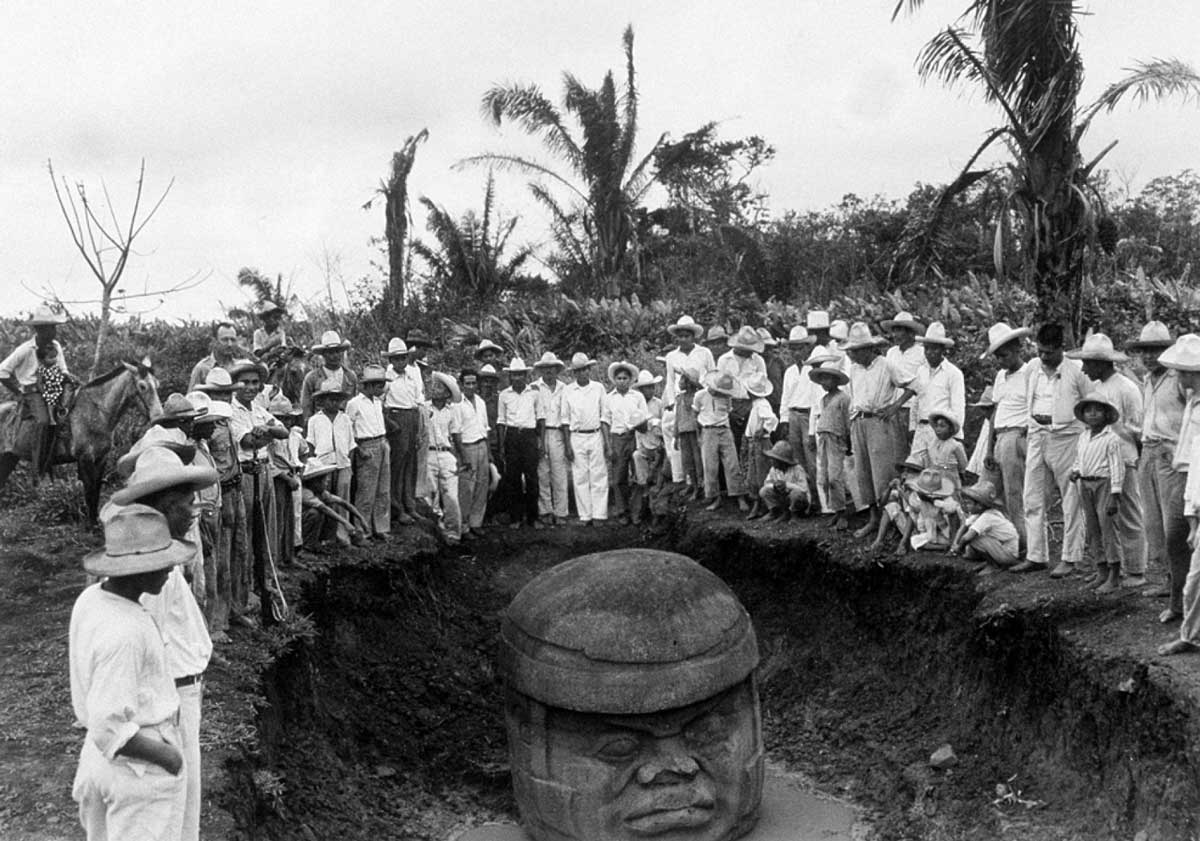 Раскопки одной из каменных голов, 1939 год