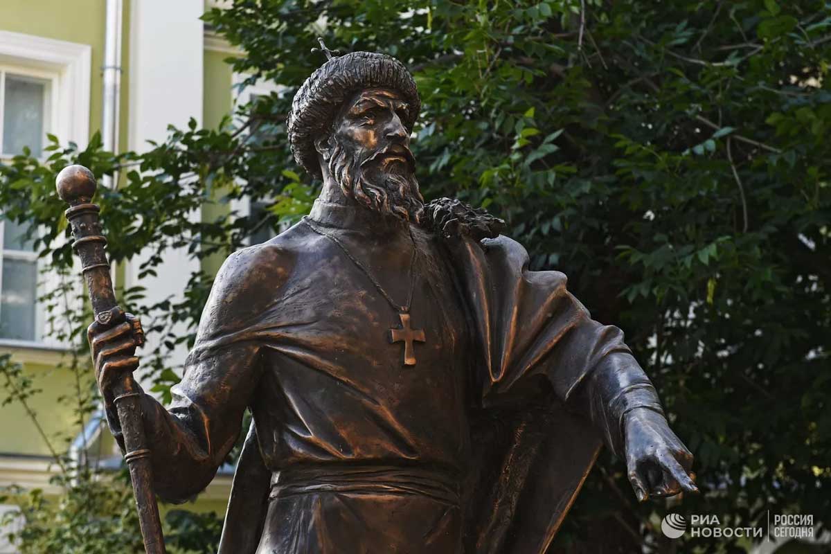 Памятник Великому князю Московскому и всея Руси Ивану IV установлен на Аллее правителей.