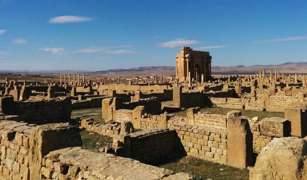 Руины древнего города Тимгад можно увидеть в Алжире.
