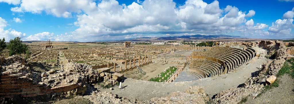Амфитеатр в древнеримском городе Тимгад в Алжире.