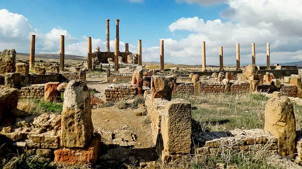 Тимгад в провинции Батна был древним римским городом, построенным императором Траяном