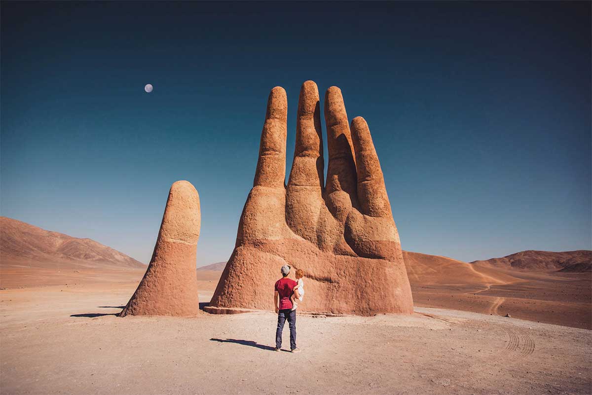 Рука пустыни - скульптура в пустыне Атакама