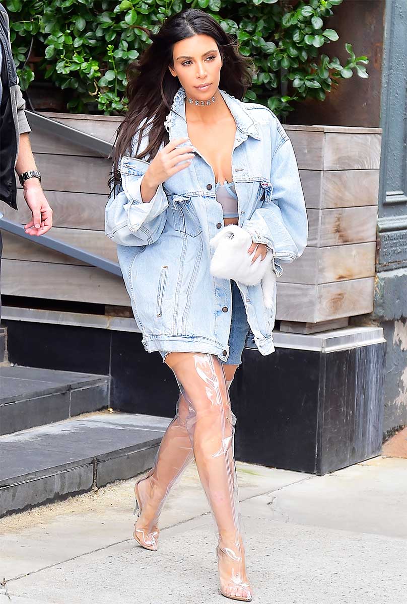 Ким Кардашьян в одежде из джинсы