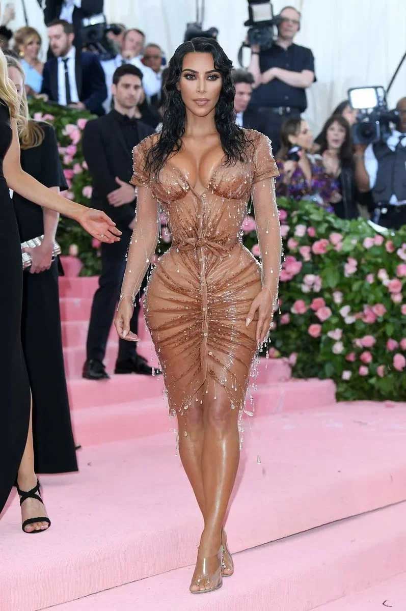 Ким Кардашьян в прозрачном платье на ковровой дорожке MetGala в 2019