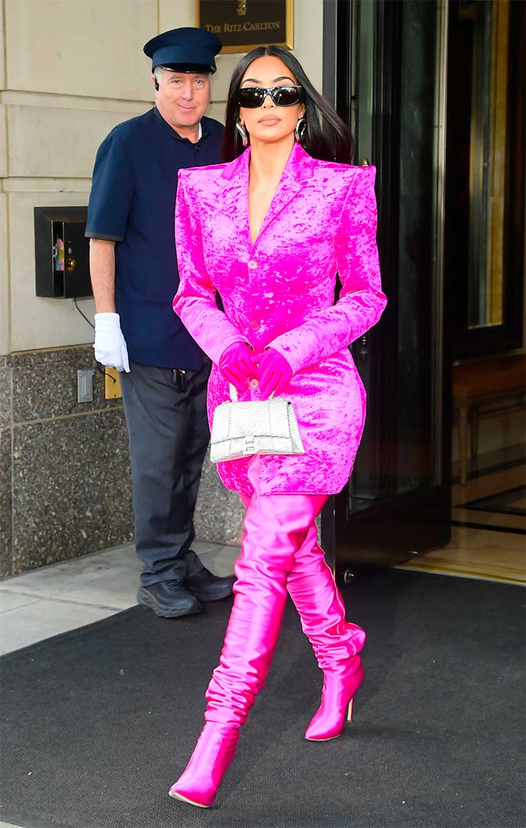 Ким Кардашьян в бархатном жакете Balenciaga цвета фуксии, который идеально подчеркивает талию
