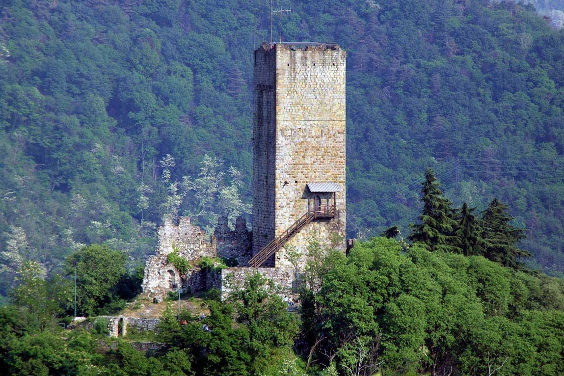 Замок Бараделло в Комо, Италия