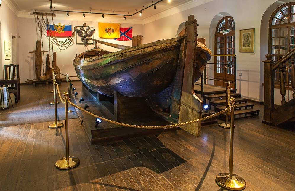 Фортуна - деревянный ботик, единственный корабль потешной флотилии Петра I на Плещеевом озере, сохранившийся до наших дней.
