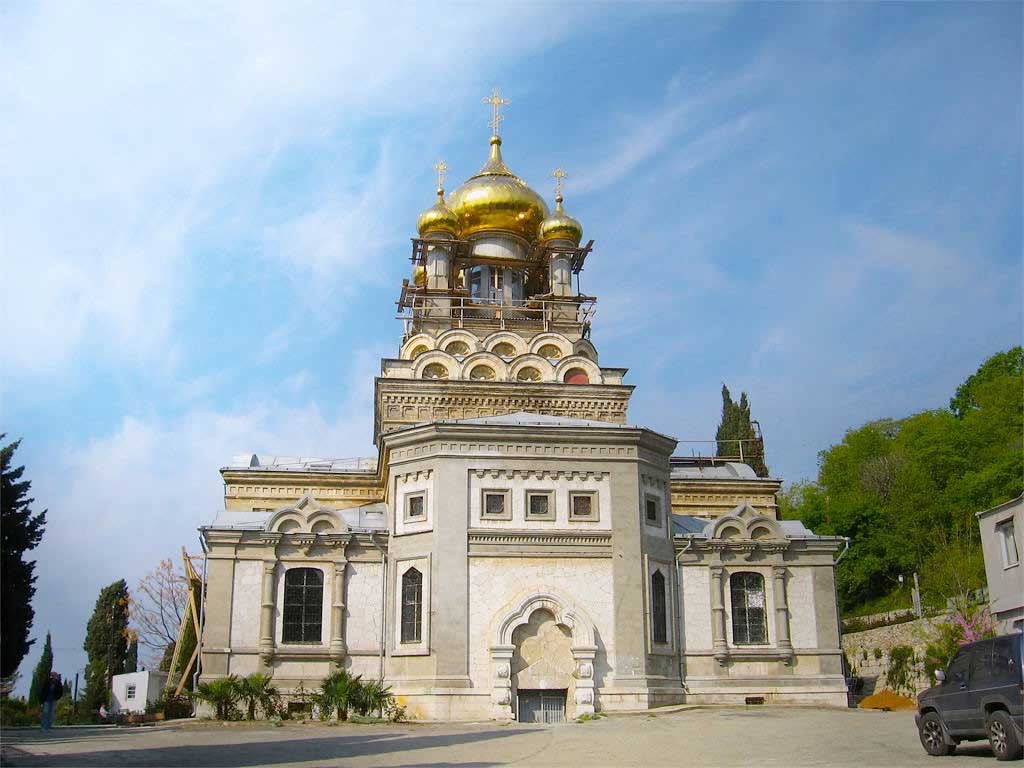 Храм Архангела Михаила в Алупке, Крым