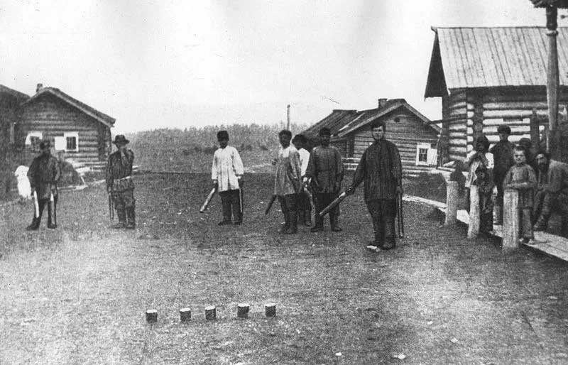 Игра в городки в деревне Каменка Енисейской губернии, начало XX века