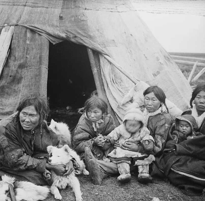 Снимок ненецкой семьи 1913 года, сделанный Фритьофом Нансеном в Арктике
