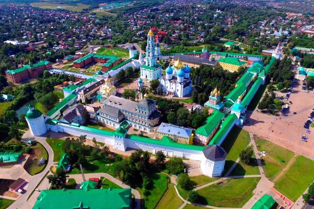 Троице-Сергиева лавра - крупнейший мужской монастырь Русской православной церкви с многовековой историей