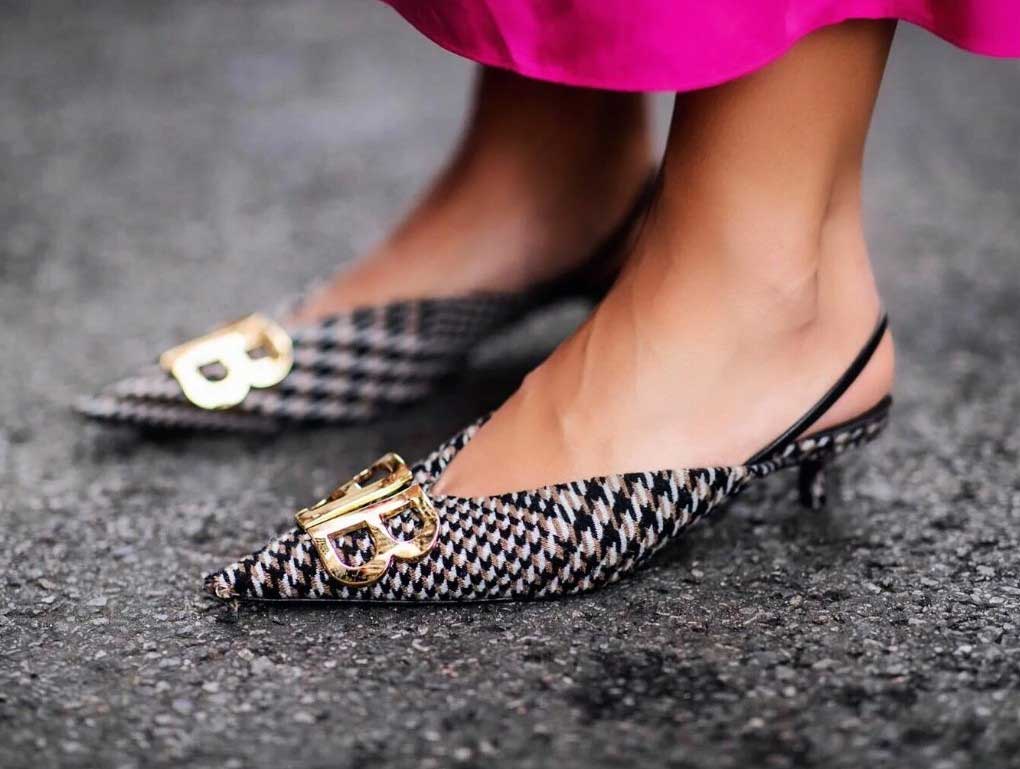 Элегантные женские туфли без каблука с острым носом модные тренды 2023