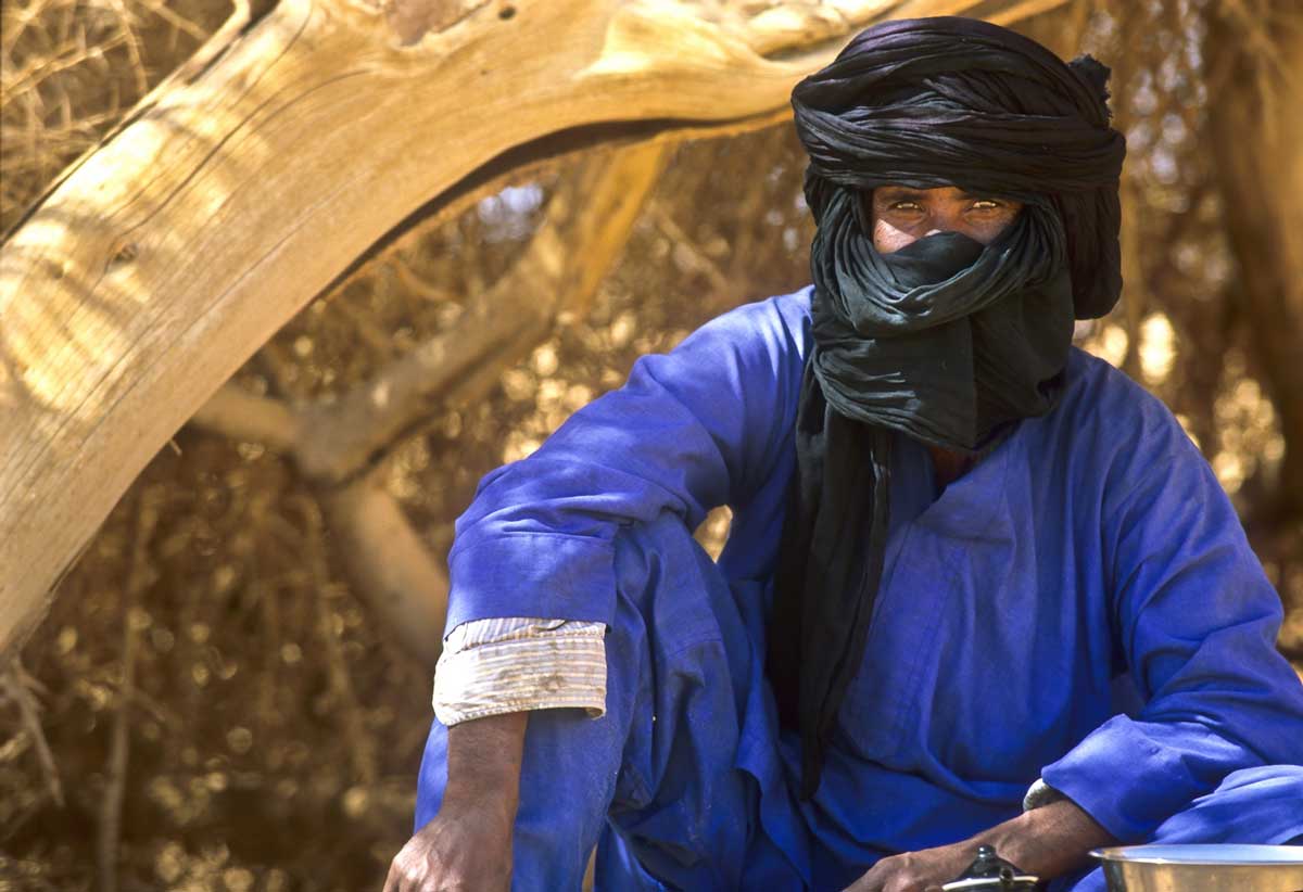Мужчины племени туарегов и в наше время продолжают носить на голове тагельмуст