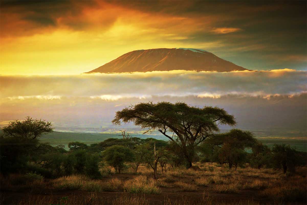 Кажется, что гора Килиманджаро висит в воздухе