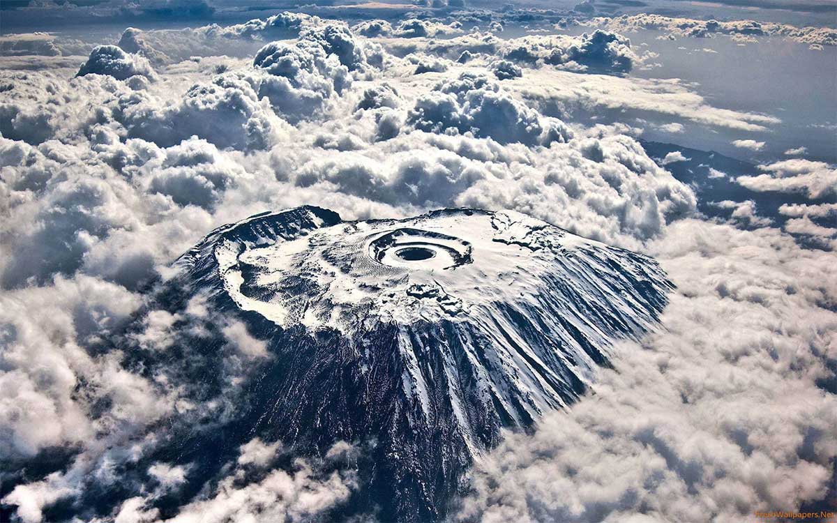 Вершина Килиманджаро имеет относительно плоскую форму