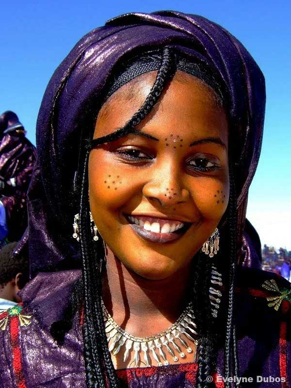 Женщины у туарегов веселы и жизнерадостны