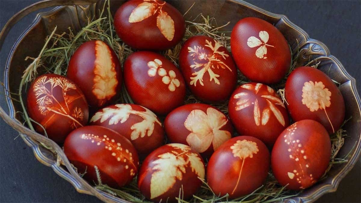 Покрасить яйца в луковой шелухе с узорами (петрушка, укроп), наложением листиков, цветочков