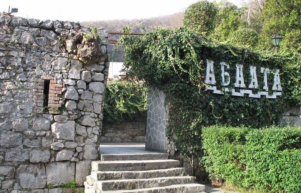 Крепость Абаата на территории Гагры, Абхазия