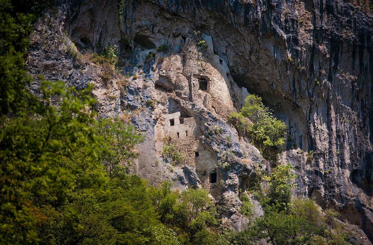 Отхарский скальный монастырь (с. Отхара), Абхазия
