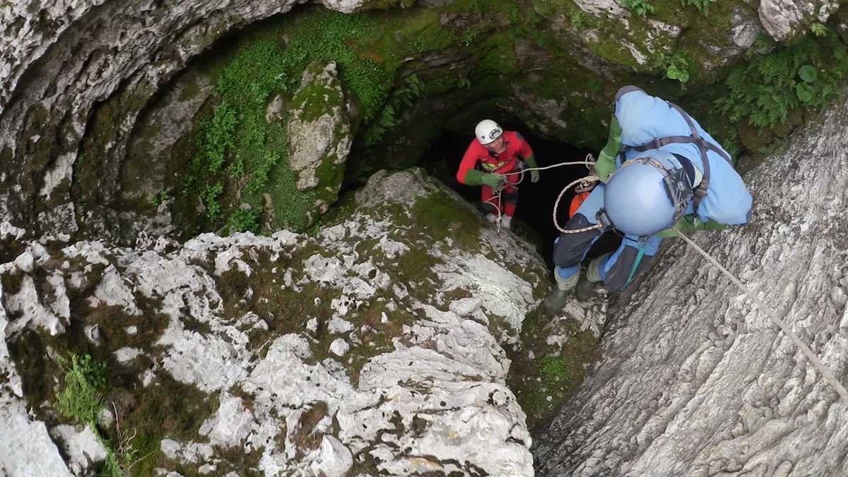 Начальный спуск в пещеру Веревкина