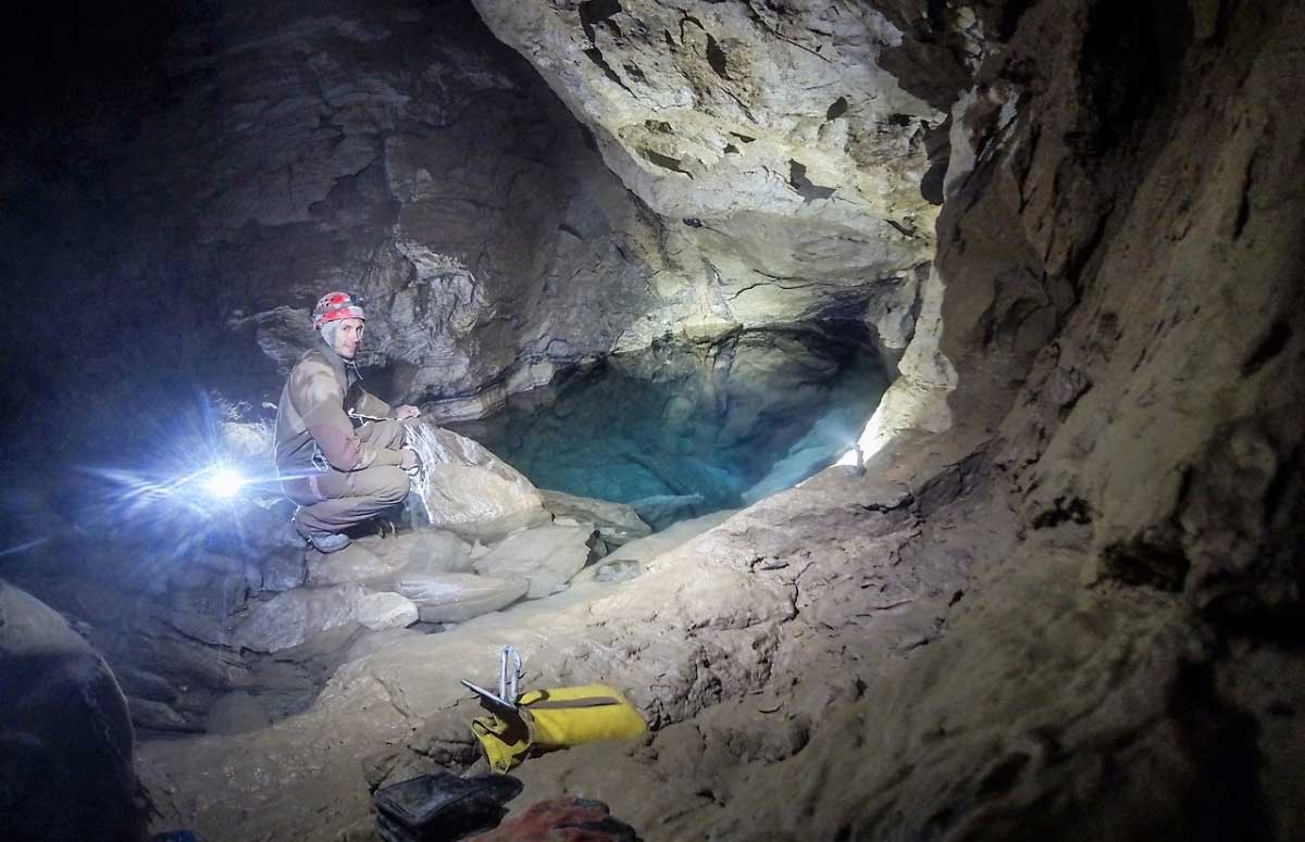 Спелеолог перед сифоном в пещере Веревкина