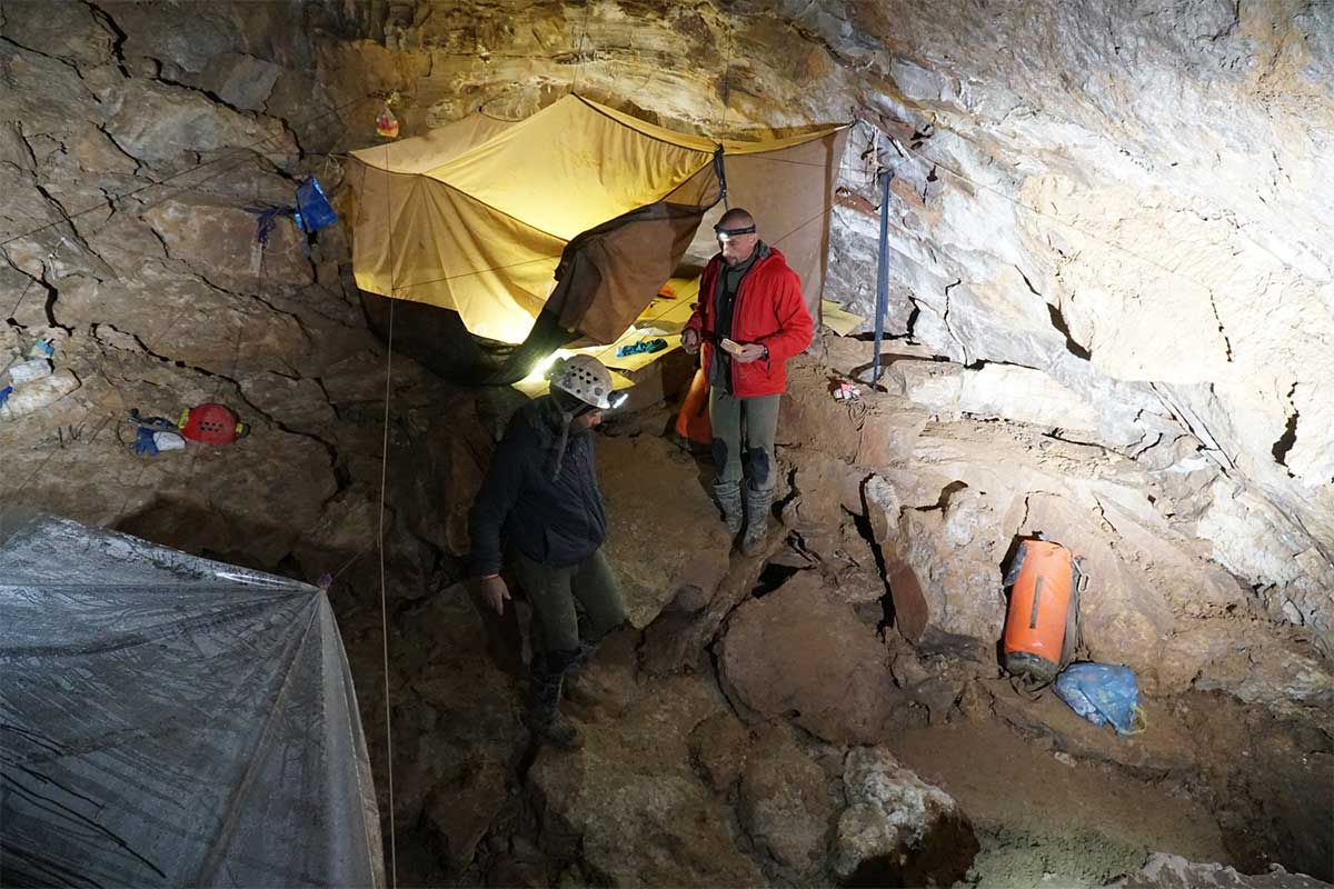 Промежуточная стоянка спелеологов при исследовании пещеры Веревкина