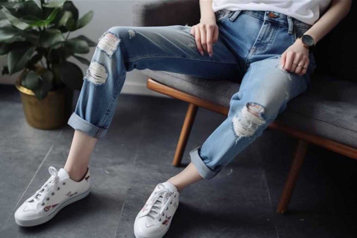 Модные джинсы с подворотами 2023
