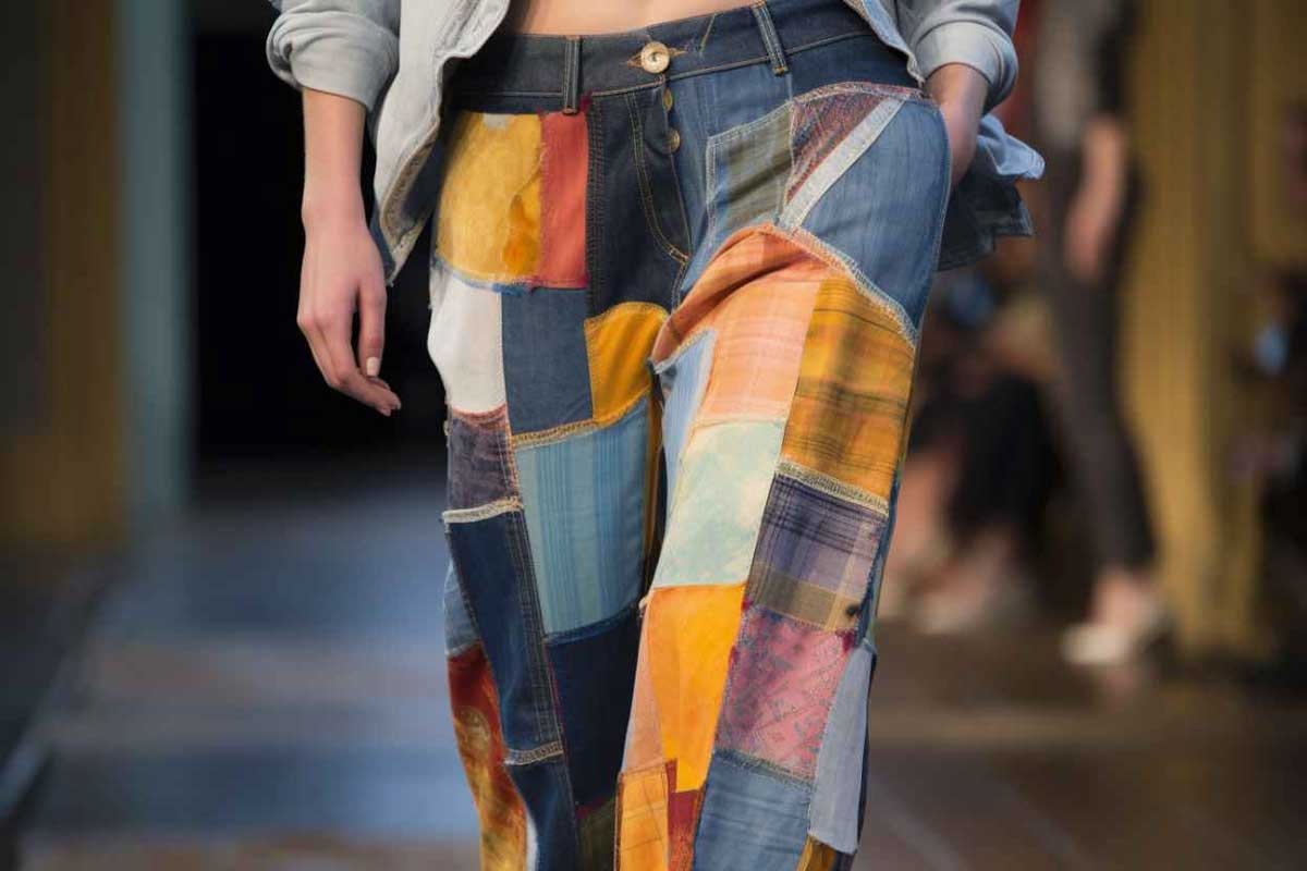 Разноцветные джинсы пэчворк модные луки 2023